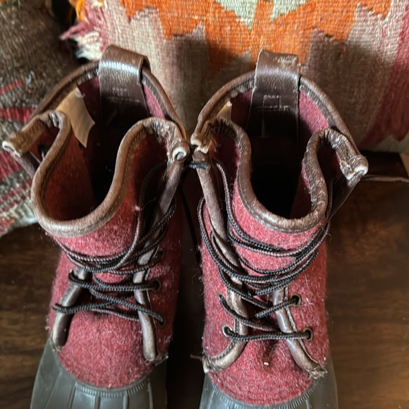 L.L Bean 'Bean Boots' Red Wool 8" Duck Boots
Rare Special Edition model. - Picture 6 of 8